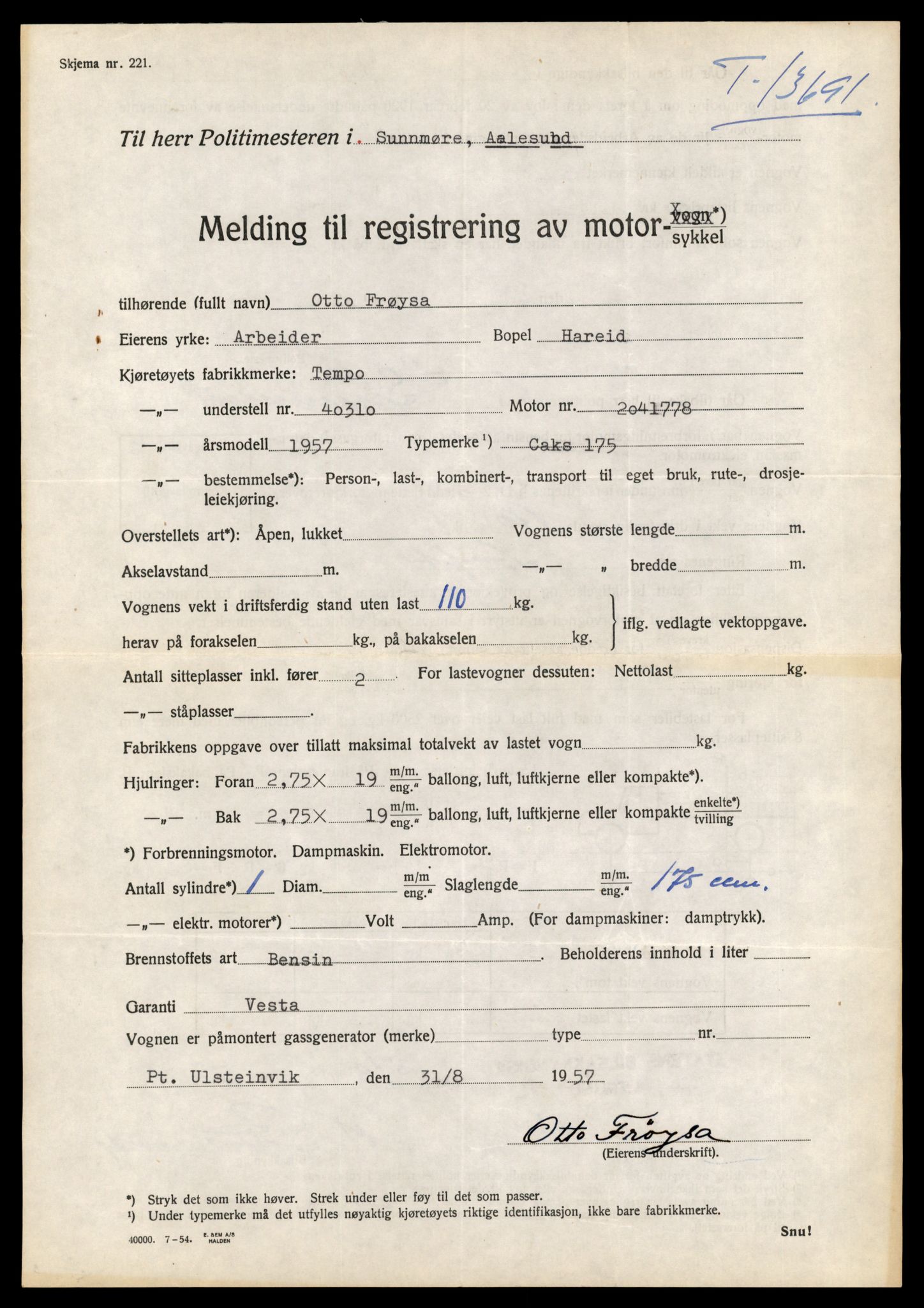 Møre og Romsdal vegkontor - Ålesund trafikkstasjon, AV/SAT-A-4099/F/Fe/L0040: Registreringskort for kjøretøy T 13531 - T 13709, 1927-1998, s. 2745
