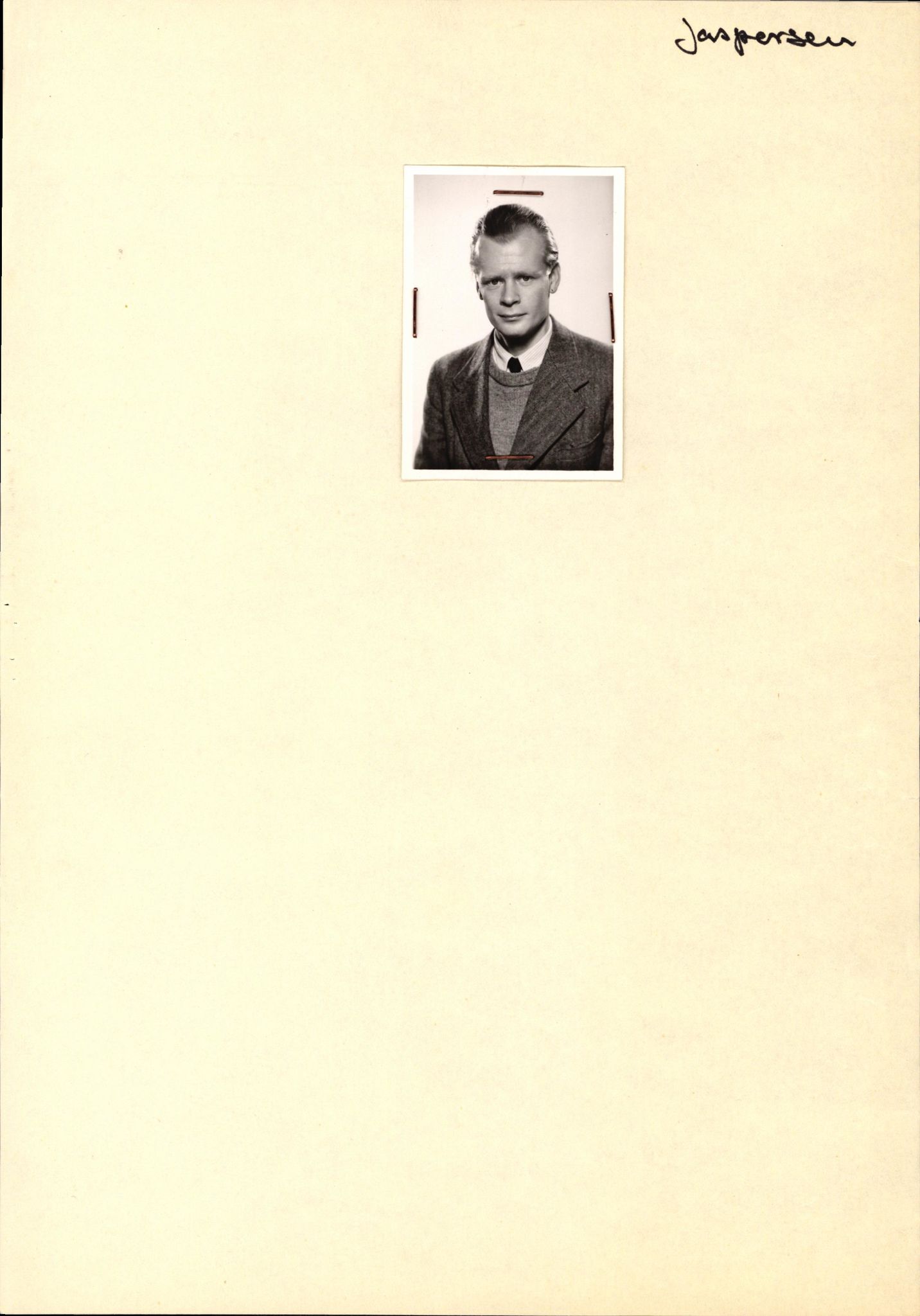 Forsvaret, Forsvarets overkommando II, AV/RA-RAFA-3915/D/Db/L0015: CI Questionaires. Tyske okkupasjonsstyrker i Norge. Tyskere., 1945-1946, s. 2