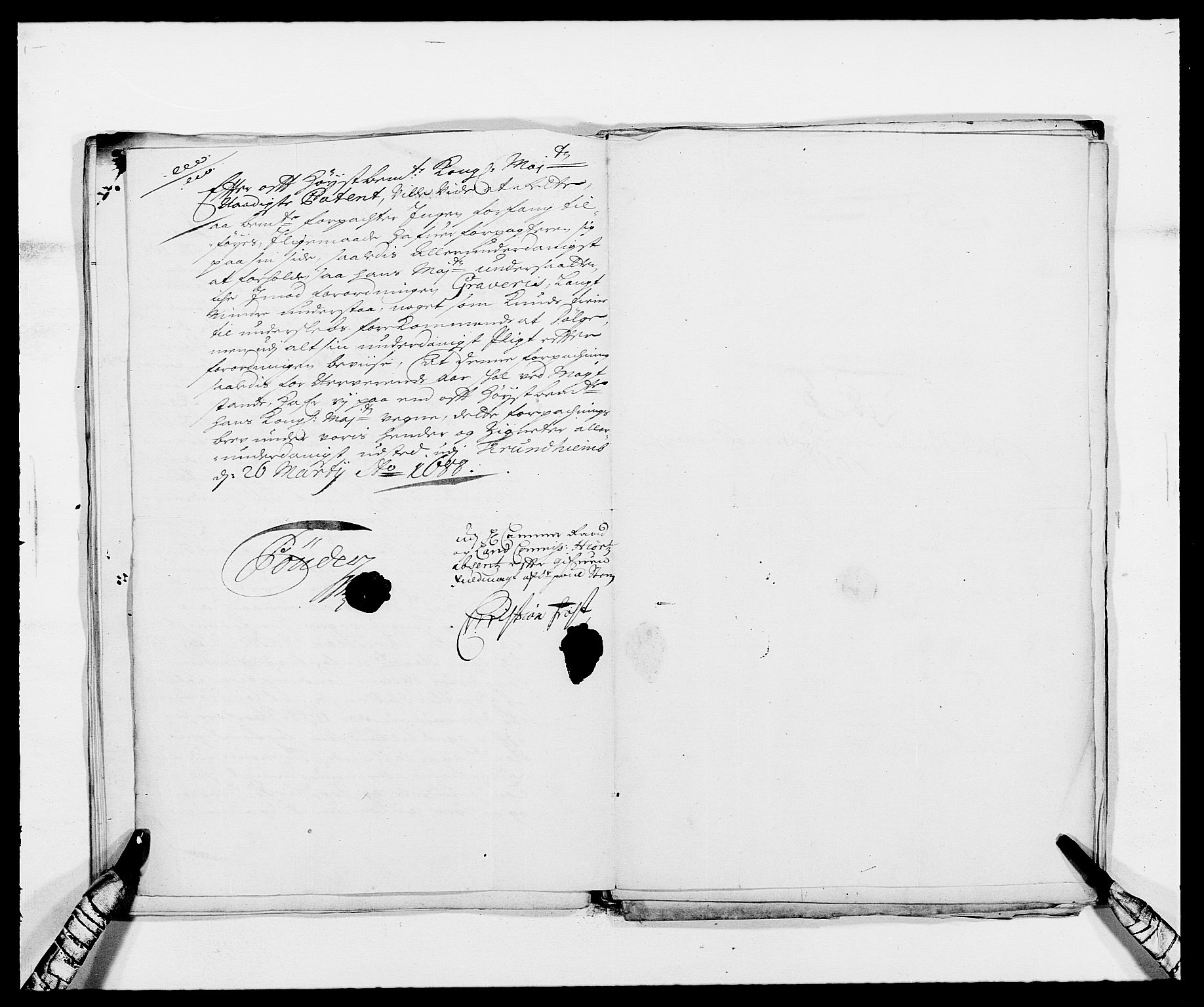 Rentekammeret inntil 1814, Reviderte regnskaper, Fogderegnskap, RA/EA-4092/R56/L3733: Fogderegnskap Nordmøre, 1687-1689, s. 288