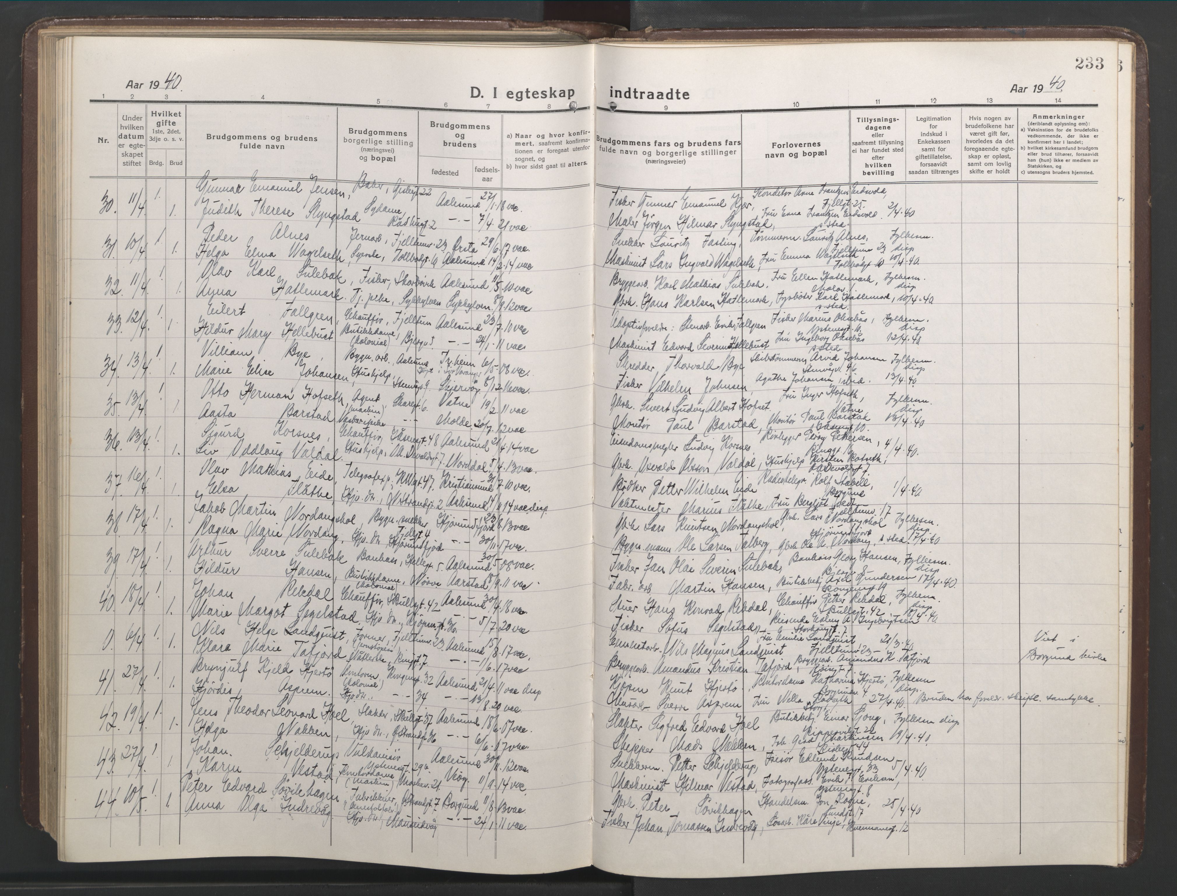 Ministerialprotokoller, klokkerbøker og fødselsregistre - Møre og Romsdal, AV/SAT-A-1454/529/L0473: Klokkerbok nr. 529C10, 1918-1941, s. 233