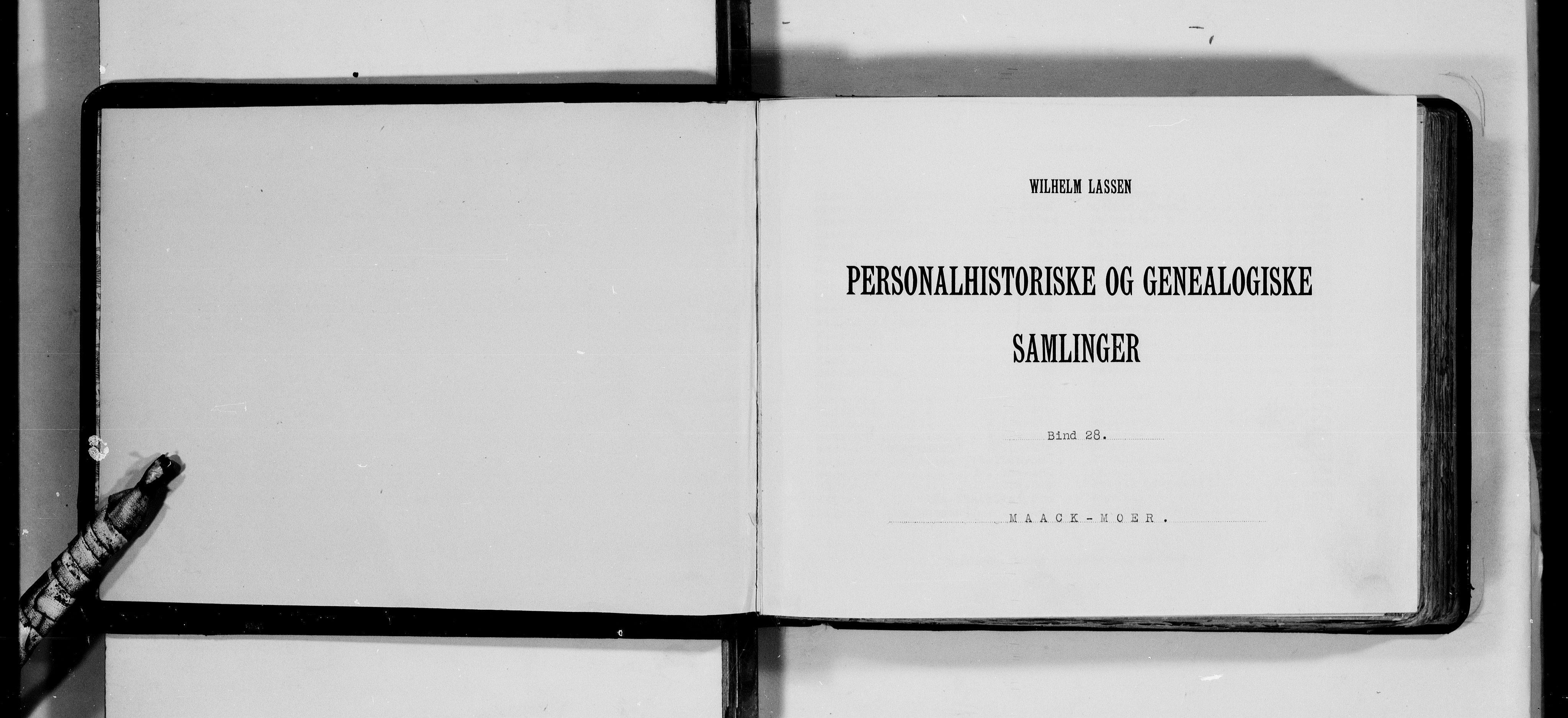 Lassens samlinger, AV/RA-PA-0051/F/Fa/L0028: Personalhistoriske og genealogiske opptegnelser: Maack - Moer, 1500-1907