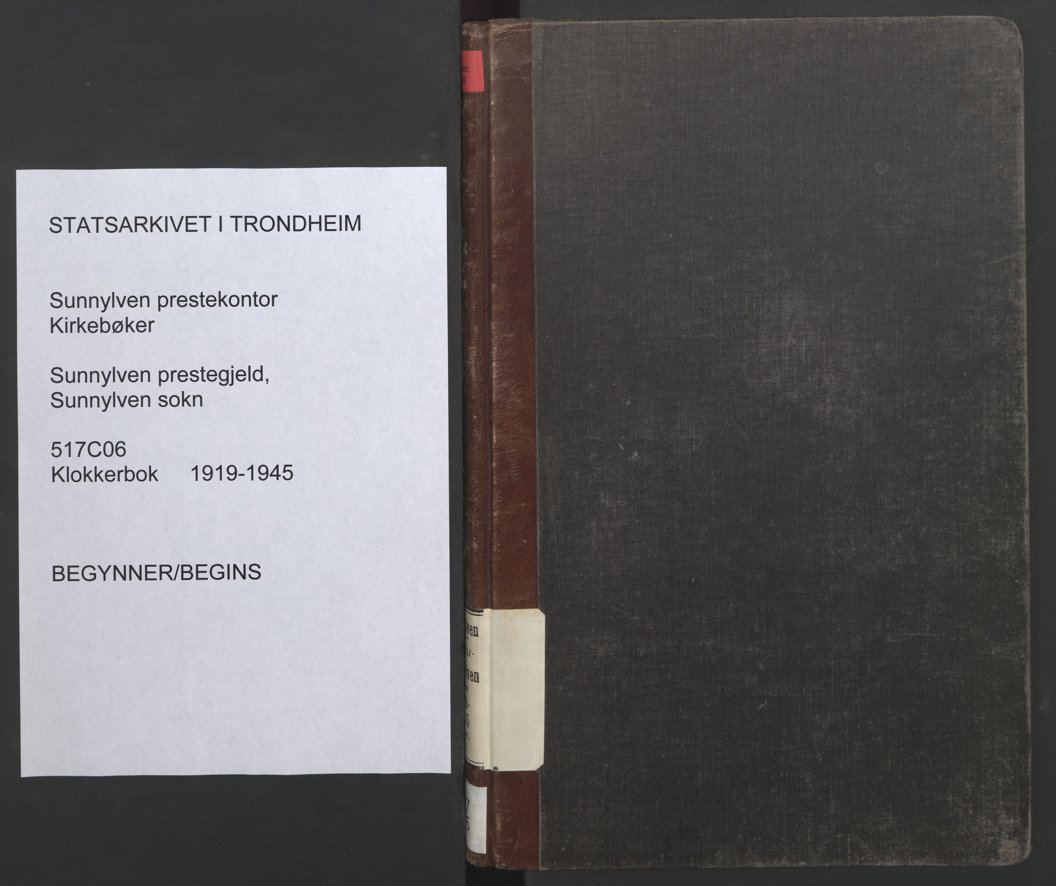 Ministerialprotokoller, klokkerbøker og fødselsregistre - Møre og Romsdal, SAT/A-1454/517/L0233: Klokkerbok nr. 517C06, 1919-1945