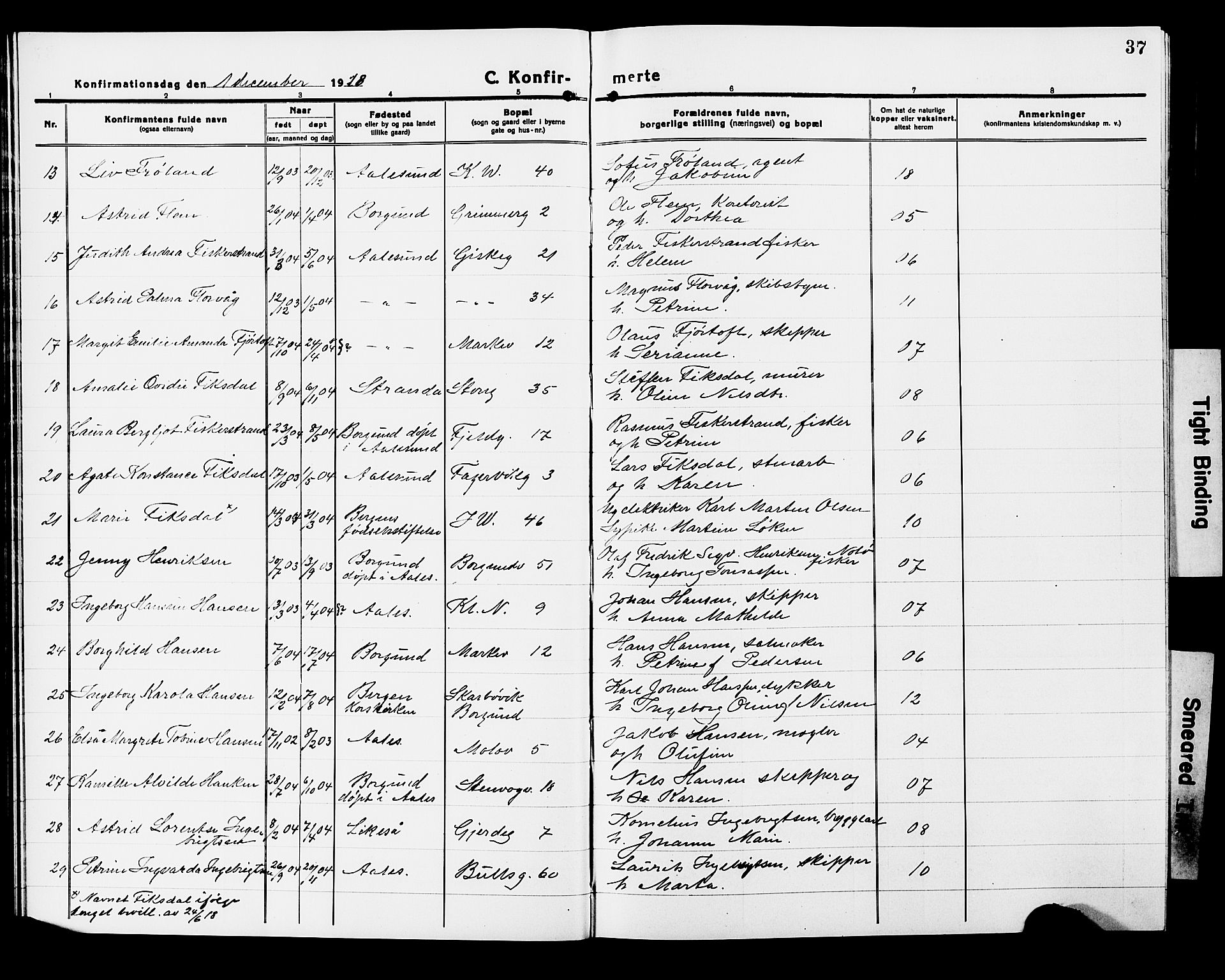 Ministerialprotokoller, klokkerbøker og fødselsregistre - Møre og Romsdal, AV/SAT-A-1454/529/L0472: Klokkerbok nr. 529C09, 1917-1929, s. 37