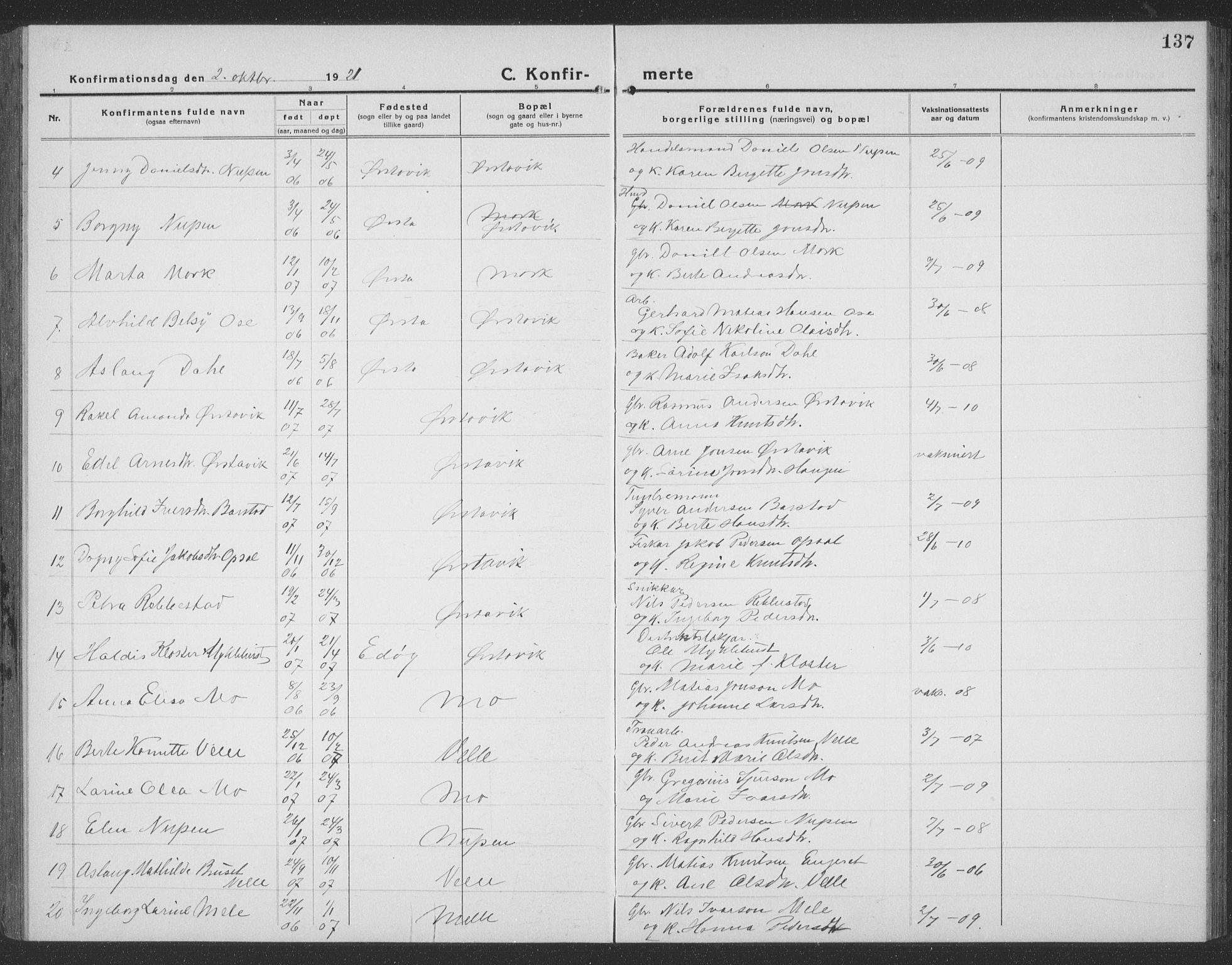 Ministerialprotokoller, klokkerbøker og fødselsregistre - Møre og Romsdal, AV/SAT-A-1454/513/L0191: Klokkerbok nr. 513C05, 1920-1941, s. 137