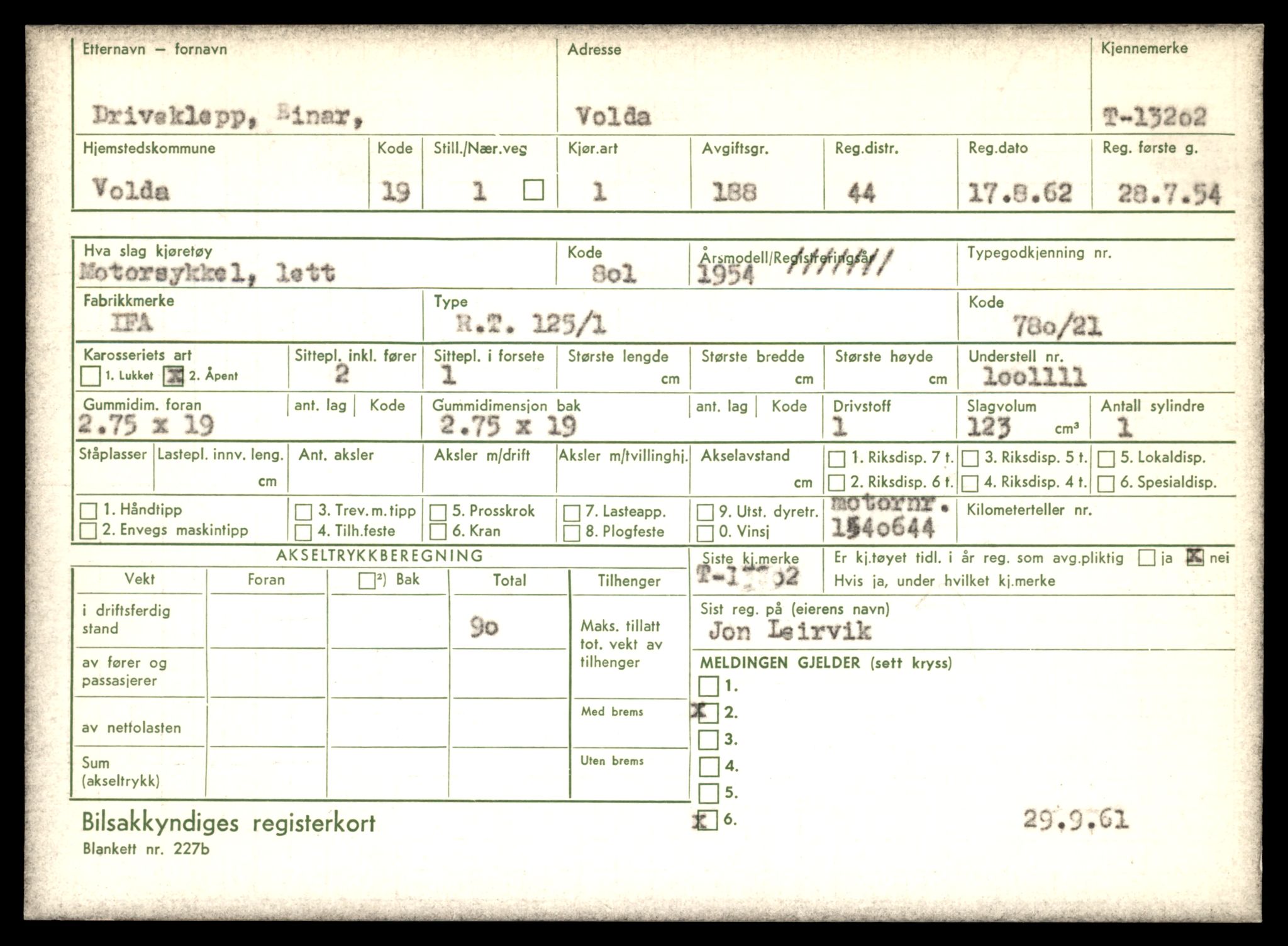 Møre og Romsdal vegkontor - Ålesund trafikkstasjon, AV/SAT-A-4099/F/Fe/L0038: Registreringskort for kjøretøy T 13180 - T 13360, 1927-1998, s. 399