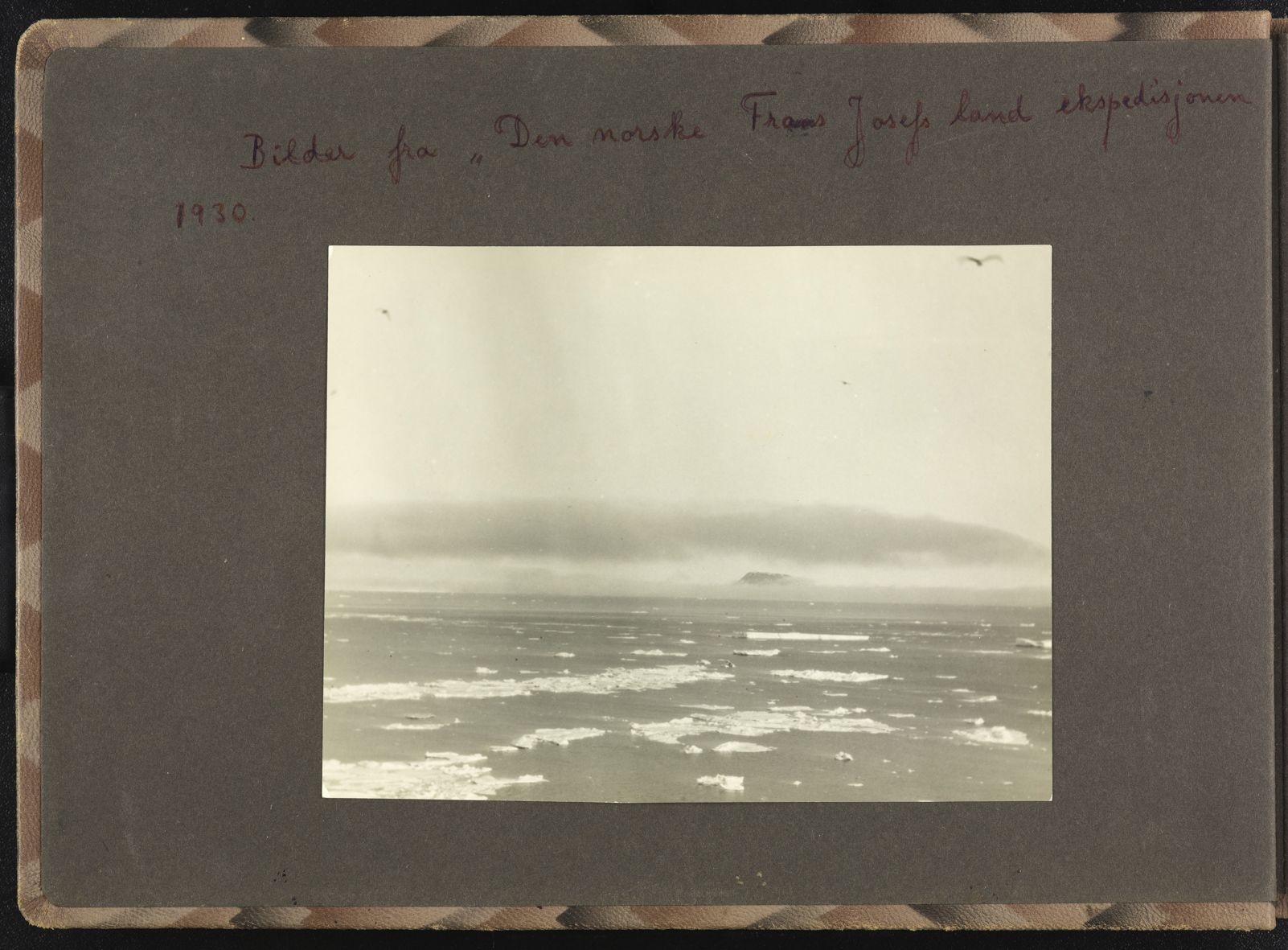 Sørensen, Adolf, AAKS/PA-2238/U/L0002: Fotoalbum fra Bratvaag-ekspedisjonen, 1930, s. 1