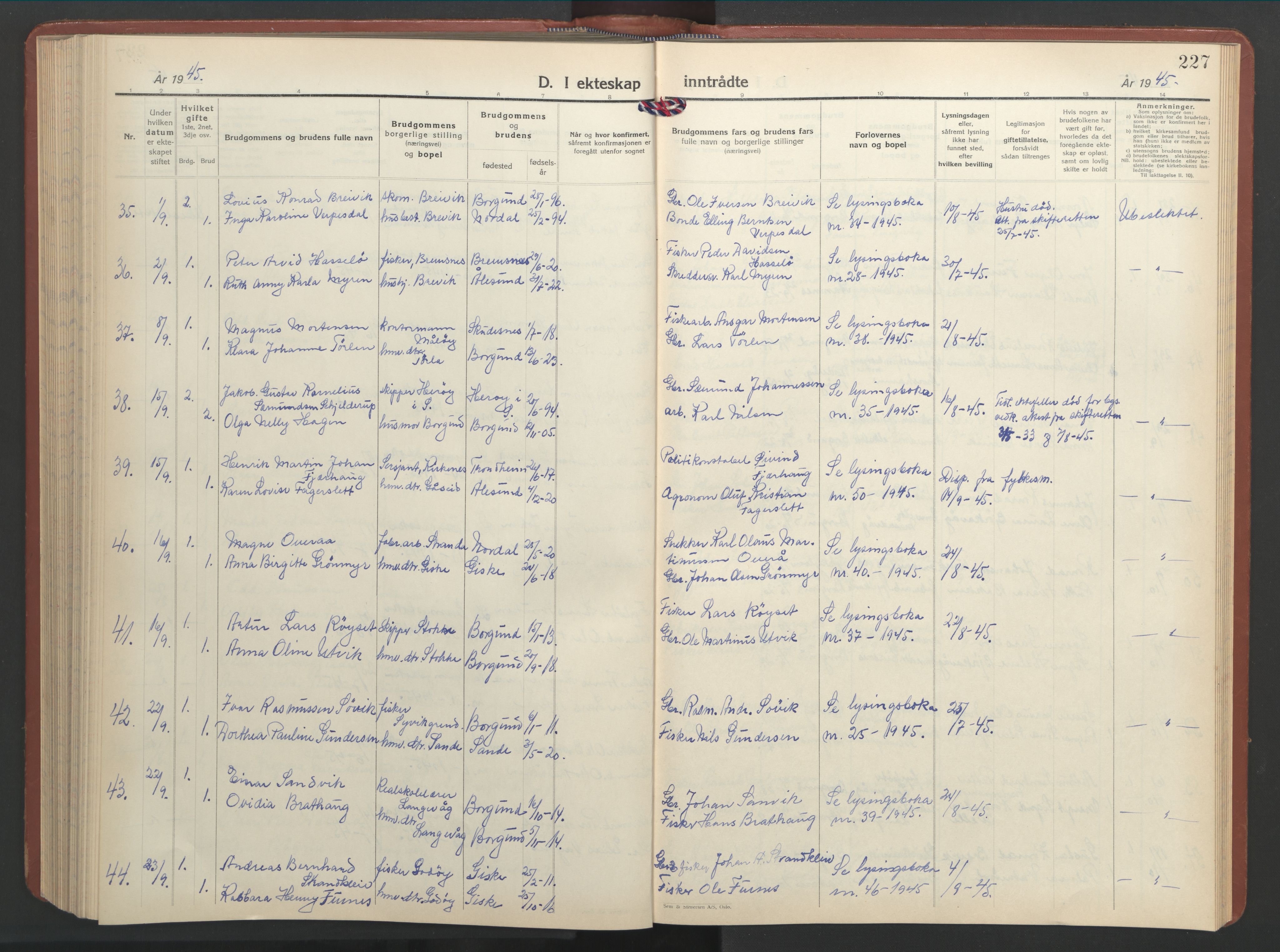 Ministerialprotokoller, klokkerbøker og fødselsregistre - Møre og Romsdal, SAT/A-1454/528/L0437: Klokkerbok nr. 528C18, 1939-1948, s. 227