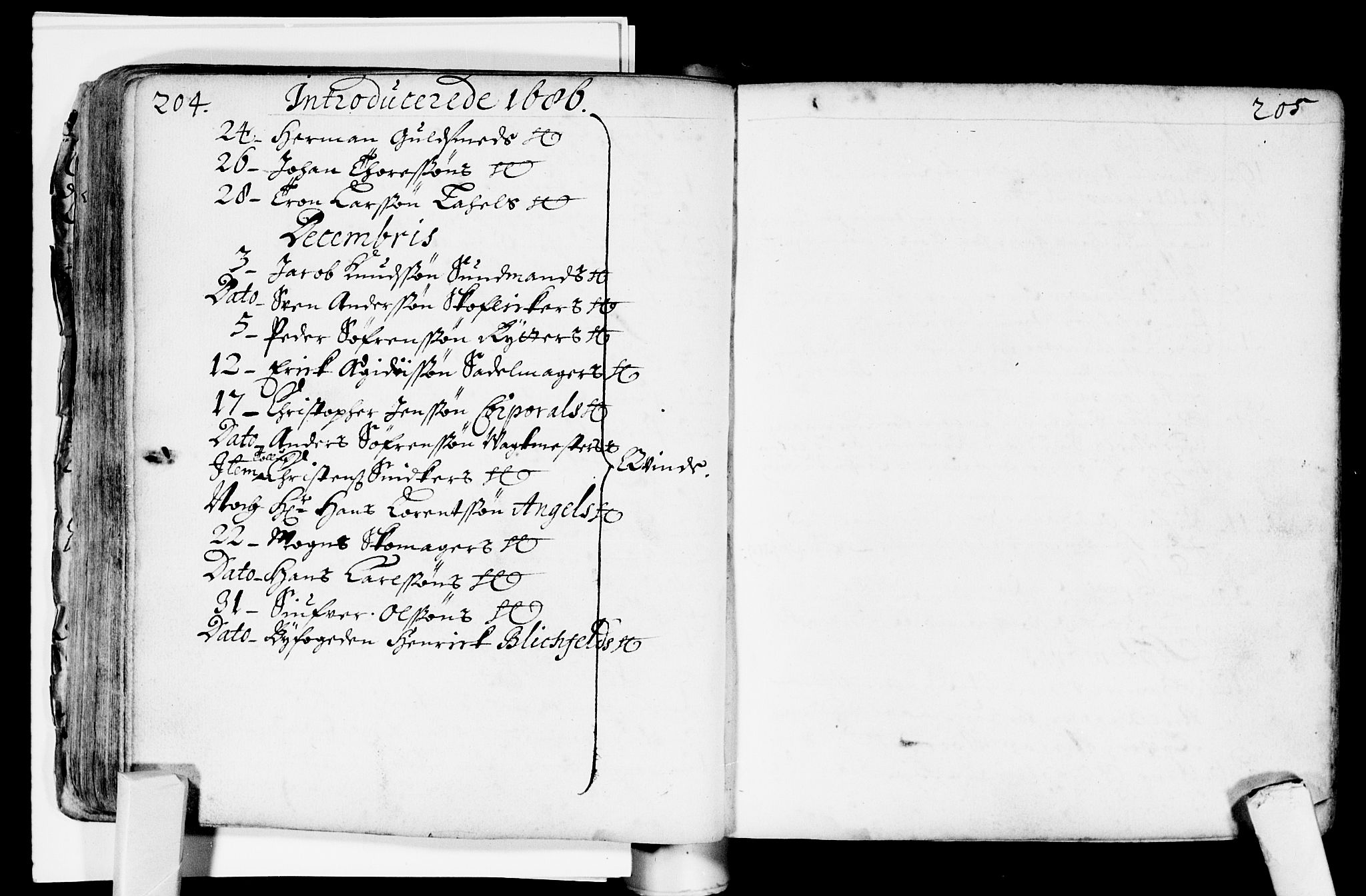 Bragernes kirkebøker, AV/SAKO-A-6/F/Fa/L0002: Ministerialbok nr. I 2, 1680-1705, s. 204-205