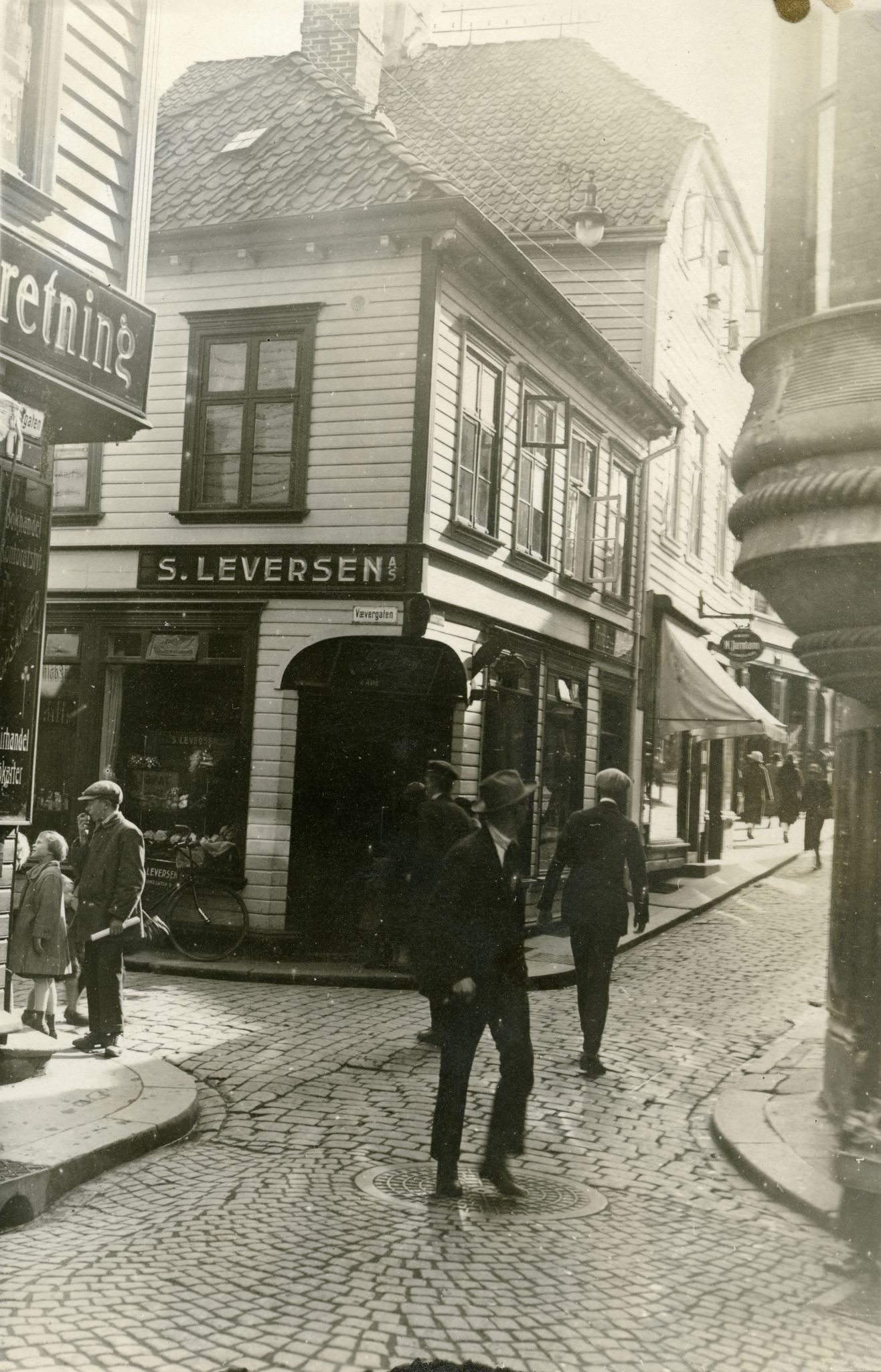 Leversen, S. AS, BYST/PA-0253/U/L0001: Bilder fra Leversens butikk i Kirkegata 9, 1925-1970